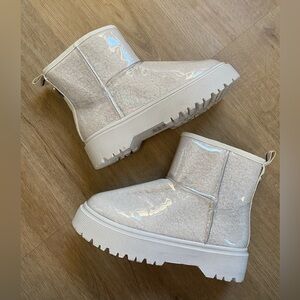 NWOT STEVE MADDEN Off-White Darth Boucle Boots